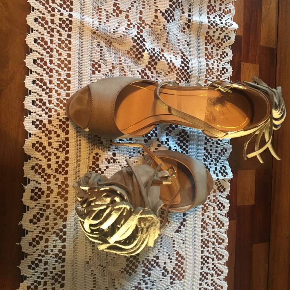 Colin Stuart Natural color fringed 5.5” heels. EUC